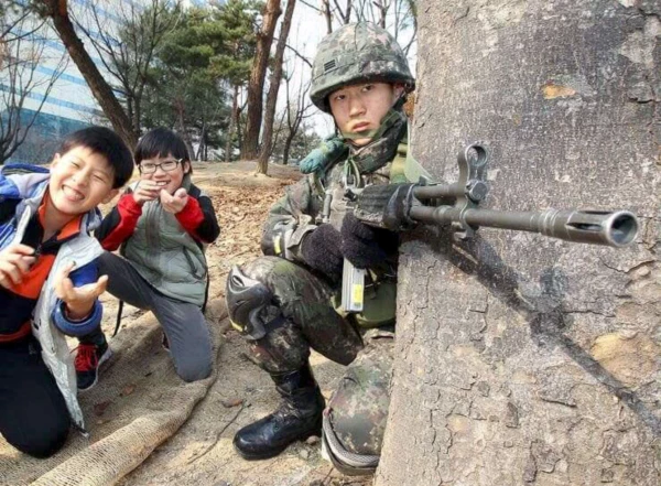 군인과 초딩 사격자세 취하는데 옆에 초딩들이 놀림 군대 짤방