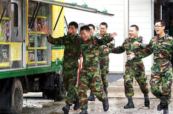 황금마차 좋아서 뛰어가는 군인들 군대 짤방