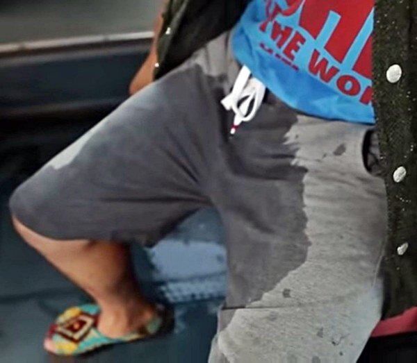 지렸다 지리다 바지 적셔 오줌 놀람