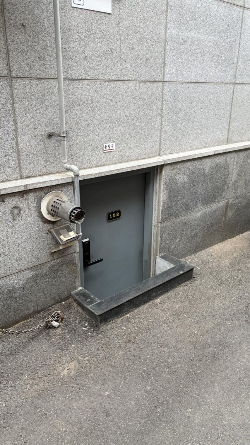 신촌 자취방 근황 102호 반지하 출입구