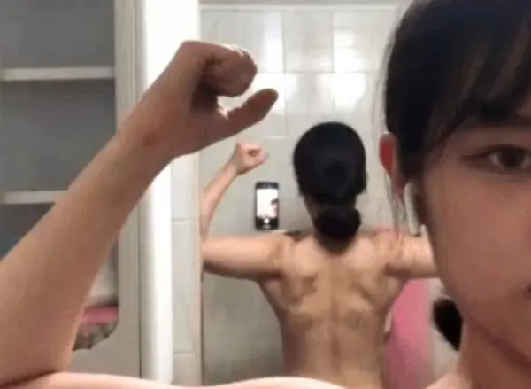 한갱 등근육 근육 거울셀카 반전 볼륨감 충격 자랑 감탄 헬스
