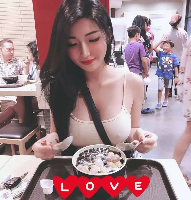 옷에 비치는..