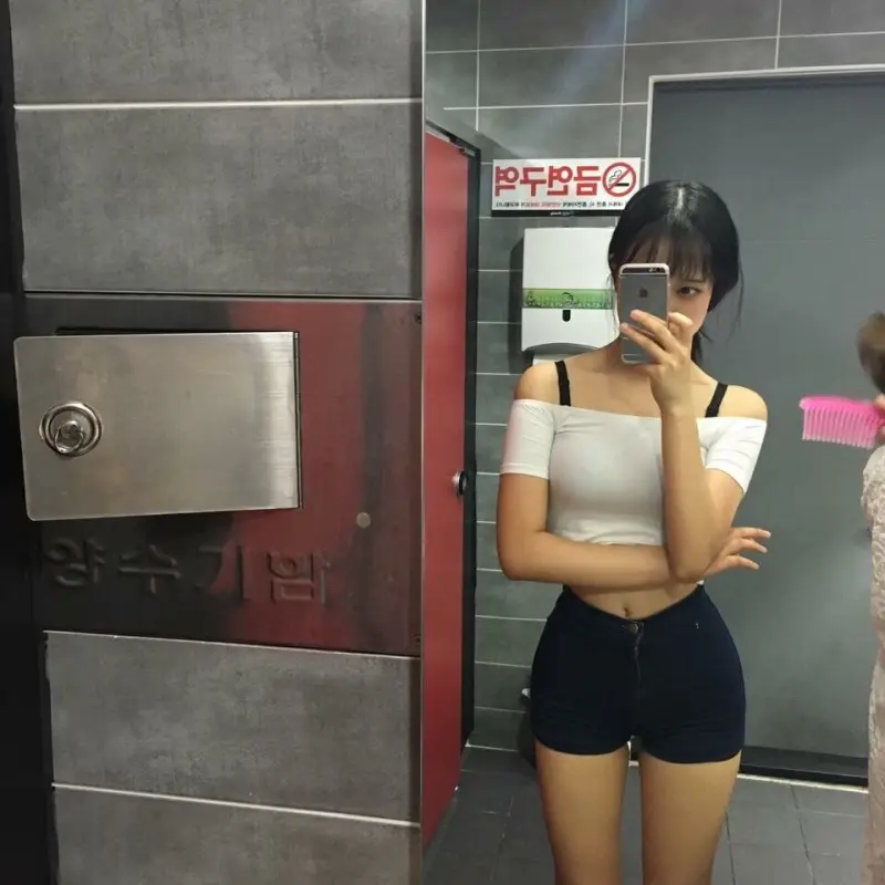 셀카는 화장실이지